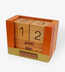 Perpetual Calendar ornament made of precious wood | dimensions 9x4.5x7 cm |&nbsp; Exquisite Cedar Wood Decorative Gift | High-Quality Finish | Perfect for Home and Office Decor | Elegant and Durable | Ideal for Keepsakes and Trinkets